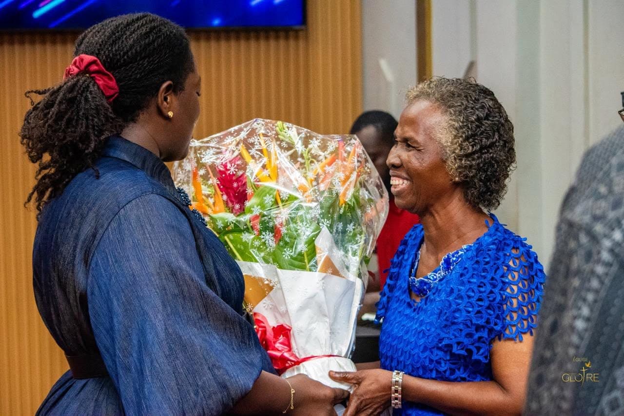 Remise d'un bouquet à une sœur de l'assemblée